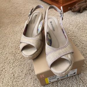 Naturalizers open toe sling shoes. Worn only a couple of times.